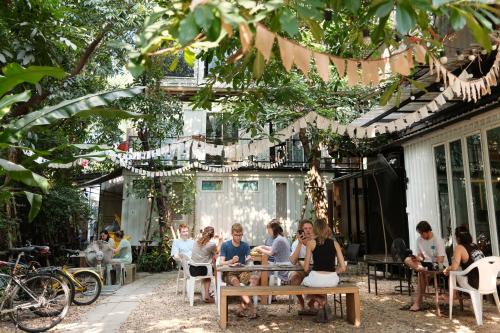 Samsen Nai Hostel | The Yard Bangkok Hostel