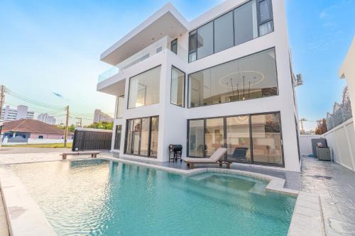 Na Kluea Villa | TML Jomtein Modern Luxury Pool Villa - 6 Bedrooms - Luxury KTV Room & open kitchen - vacation paradise