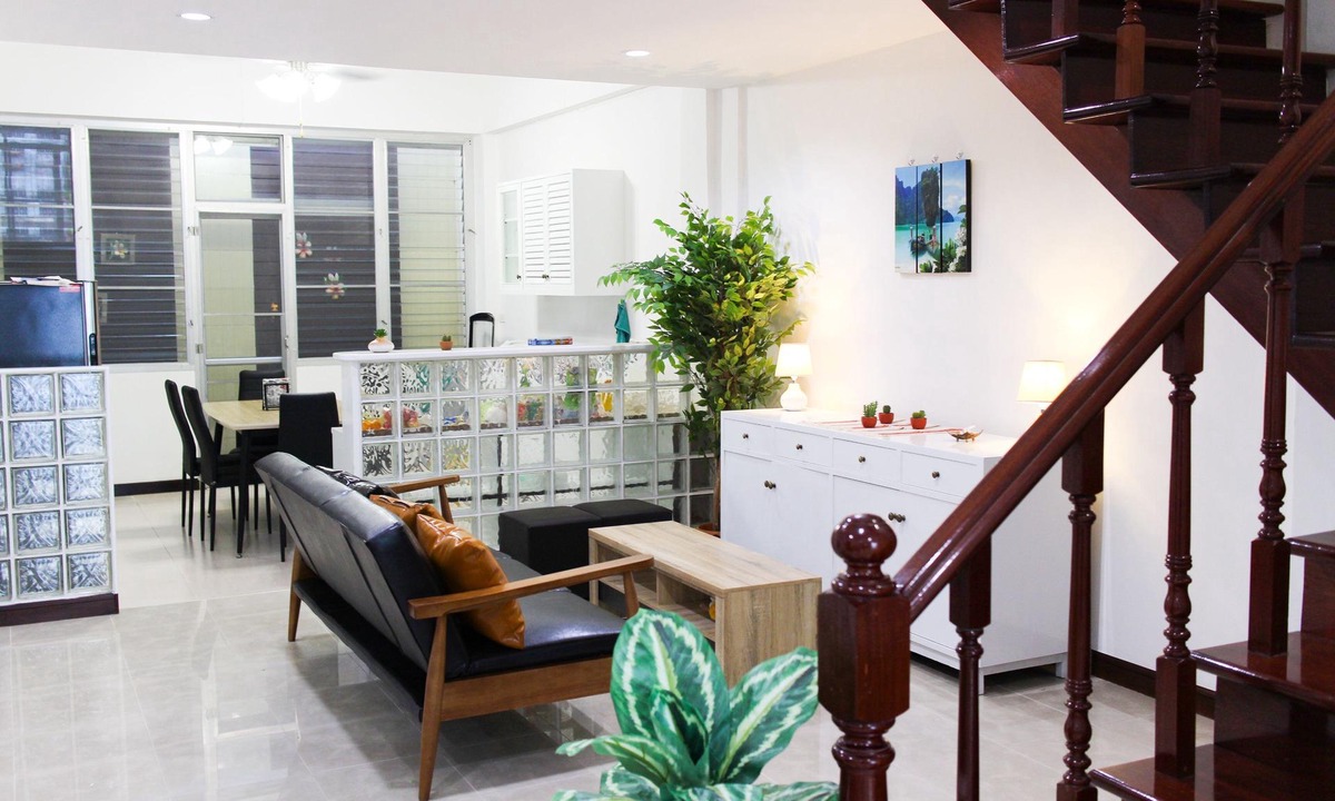 Rama 9 House | Train Night Market to 2min & MRT to 3min, big House, popular restaurants & cafes