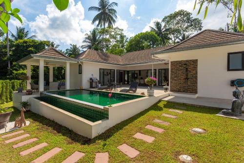 Maret Villa | Villa Internationale 3BR Tropical Escape