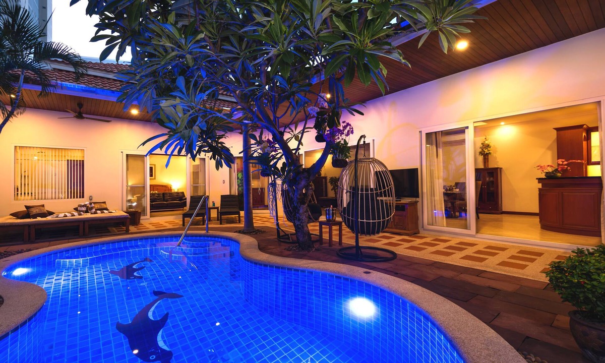 Jomtien Villa | Village Austria - Luxury 2BR pool villa Pratamnak Soi5- 50m to beach