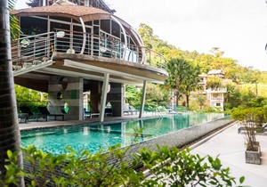 Bright apartment at Emerald Terrace condo, gym and pool