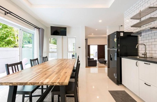 Kathu House | 300 m² House ∙ 3 bedrooms ∙ 6 guests