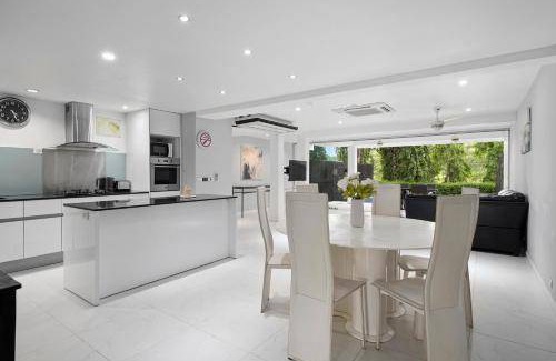 Kathu House | 300 m² House ∙ 5 bedrooms ∙ 12 guests