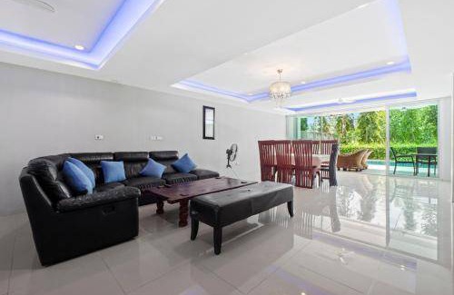 Kathu House | 300 m² House ∙ 5 bedrooms ∙ 12 guests