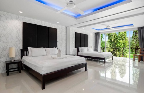 Kathu House | 450 m² House ∙ 5 bedrooms ∙ 14 guests