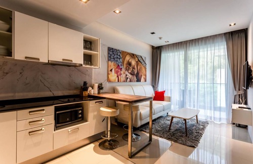 Patong Apartment | Bright apartment at Emerald Terrace condo, gym and pool