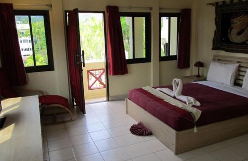 Karon House | Oasis Guesthouse & Bar
