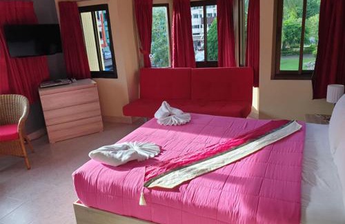 Karon House | Oasis Guesthouse & Bar