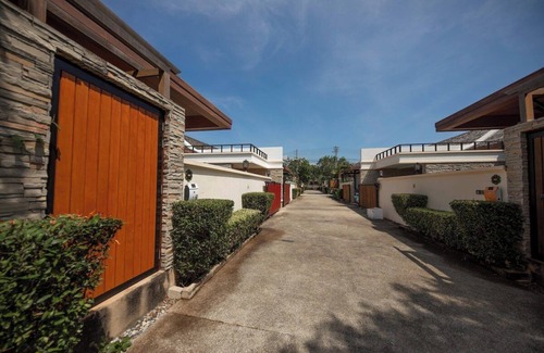 Chalong House | Rawai VIP Villas & water Park 700m to beach