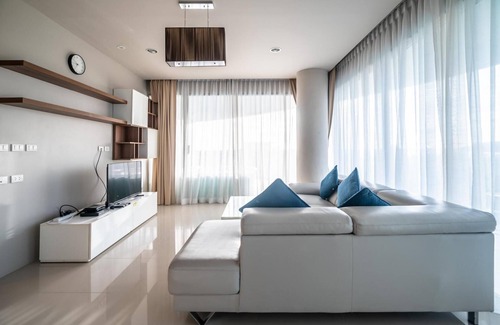 Karon Apartment | Spacious apartment with jacuzzi and ocean view