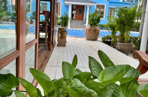 Thani Hotel | โรงแรมบ้านจอร์จ Baan Georges Hotel