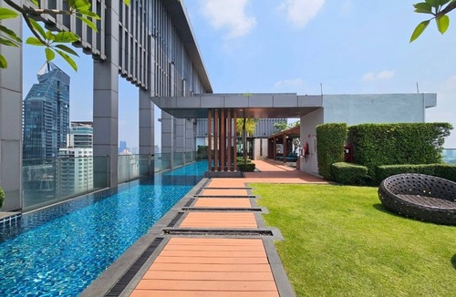 Sukhumvit House | 1BR Condo with Jacuzzi 5 Min Walk to Phrom Phong BTS
