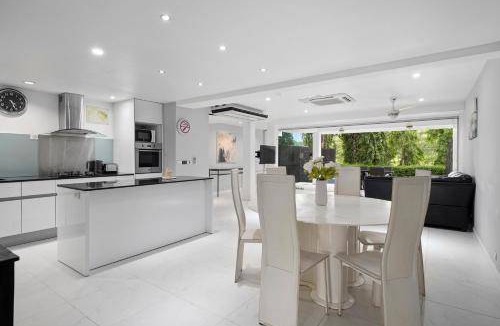 Kathu House | 300 m² House ∙ 5 bedrooms ∙ 12 guests
