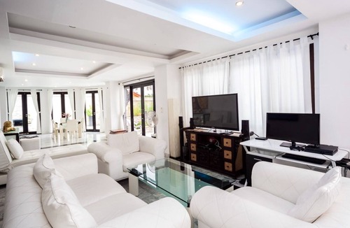 Bophut Villa | 4 Bedroom Villa - 5 Mins To Chaweng Beach, Bars, Shops & Dining - Amazing Value!