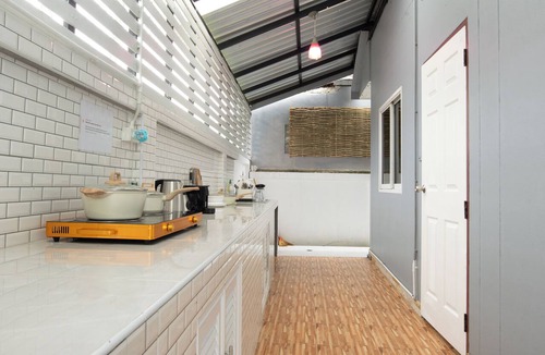 Nong Phueng House | 4BR Family Home Garden & Sala Sleeps 9 Near Airport