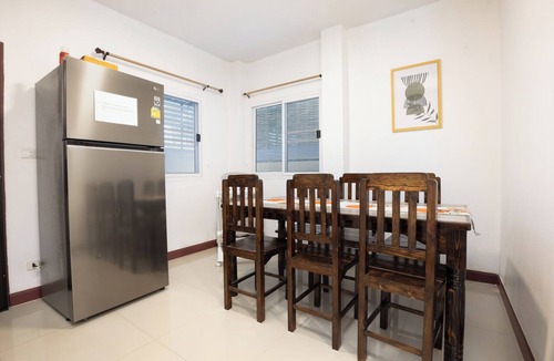 Nong Phueng House | 4BR Family Home Garden & Sala Sleeps 9 Near Airport