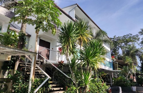 Kathu House | 5 bedroom/bathroom villa for 14 guests, private pool, 7kms to Patong beach.