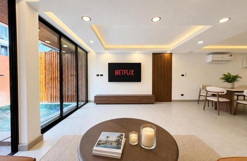 Rama 9 Apartment | 5 Bedroom Central Bangkok Pool Villa with Netflix