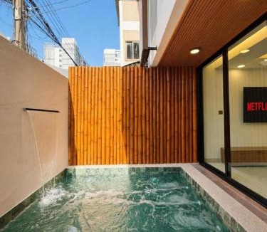 Rama 9 Apartment | 5 Bedroom Central Bangkok Pool Villa with Netflix