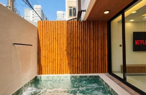 Rama 9 Apartment | 5 Bedroom Central Bangkok Pool Villa with Netflix