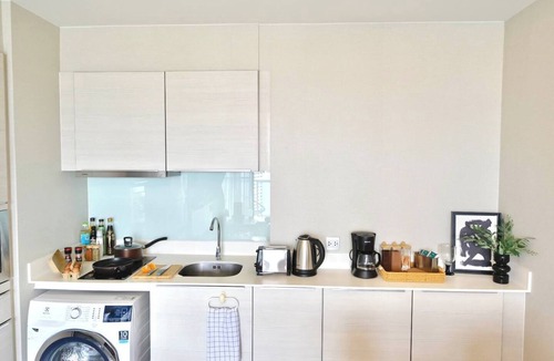 Thonglor Condo | 5 min Metro| KingBed | Kitchen full | Netflix WiFi