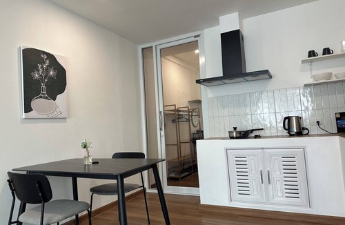 Khlong Ton Sai Apartment | 8 mins IconSiam BTS & PierCozy Room w Kitchen