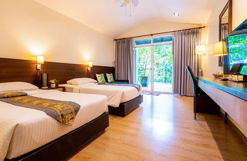 Thong Chai Hotel | Baan Klang Aow Beach Resort