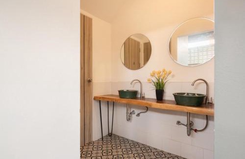 Maha Phruttharam Hostel | Baan La-Or Heritage Suite
