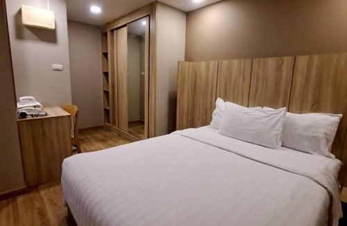 Din Daeng Hotel | Baan Tanwa - MRT Ratchadapisek Exit 1 or 2