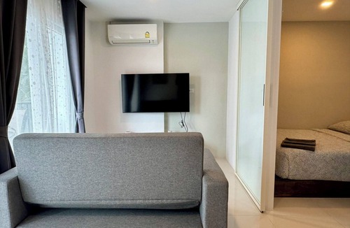 Kram Condo | Beach living 1 bdrm well equiped kitchen, AC, Wi-Fi and Living room