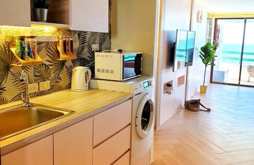 Na Kluea Condo | Beachfront 54sqm studio w ocean view, king bed, Netflix, & Pool Ask ChatGPT