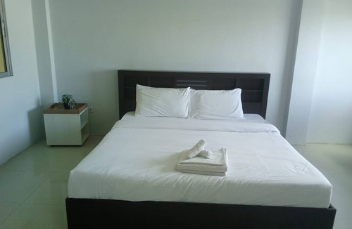 Pattaya Bay Apartment | bed room with full facture nd air-condition