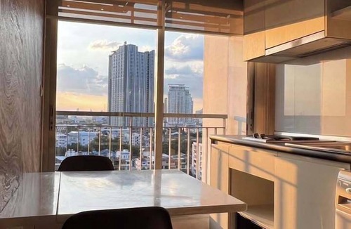 Sukhumvit Apartment | Bright 1-bedroom condo for up to 2 guests at Aspire Sukhumvit 48. Includes a separate bedroom, living area, kitchen, washing machine, balcony, city view, and access to pool, gym, lobby and shared building facilities.