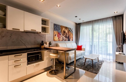 Patong Apartment | Bright apartment at Emerald Terrace condo, gym and pool