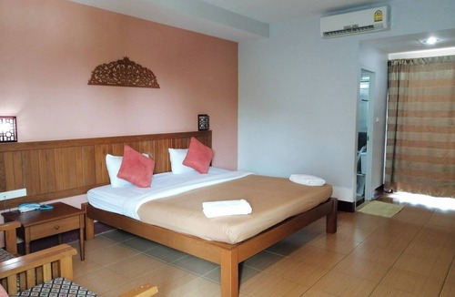 Chomphu Hotel | Butnamtong Hotel