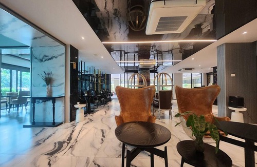 Khlong Ton Sai House | Chic Deluxe DBL Suite | Modern Bella B Comfort