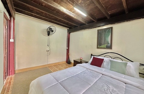 Chiang Mai Bed & Breakfast | Cozy Nest CNX in the heart of Chiangmai. walking distance train and bus station.