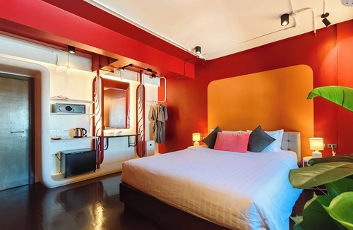 Thapae House | DAY & NIGHT by THE MOMENT