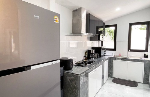 Si Sunthon Villa | Fabulous 4-bedroom villa with AC & Comfortable Beds near mall