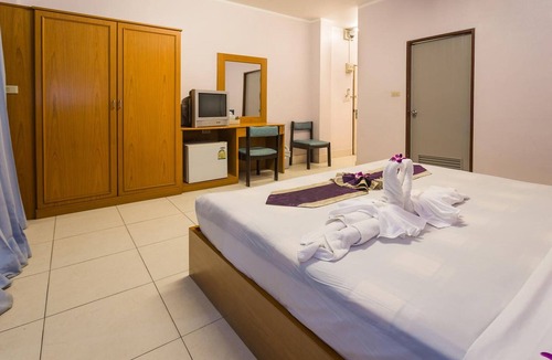 Nanai Road House | Guesthouse Belvedere - Triple Room with Ac only 10minute walk from Patong Beach