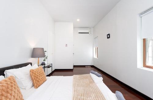 Si Phraya House | Heritage Family Home Spacious & Central Location