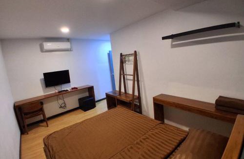 Khlong San Hostel | Inn Trog And Inn Soi