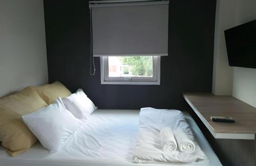 Chana Songkhram Bed & Breakfast | JamPark City