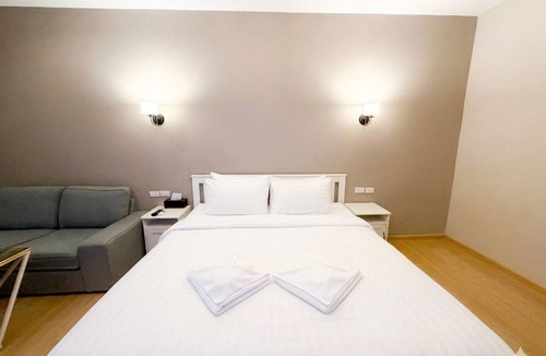 South Pattaya Hotel | Large Studio with Kitchen – 50m from Jomtien Beach
