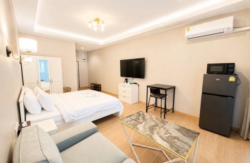 South Pattaya Hotel | Large Studio with Kitchen – 50m from Jomtien Beach
