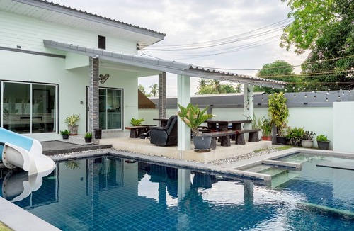 Pong Villa | Luxurious 12-bedroom Villa Retreat in Tambon Pong, Thailand
