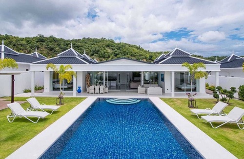 Hua Hin Villa | Luxury Modern 4 Bedroom Pool! (FH108)
