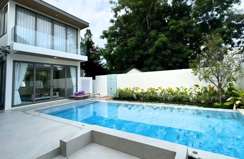 Ban Saiyuan Villa | Mila: Luxury 3BR Pool Villa in fabulous Rawai with AC