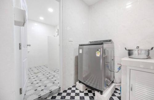 Samsen Nok Villa | MIQ HK112 Huai Khwang 5BRHome pool table 16Px
